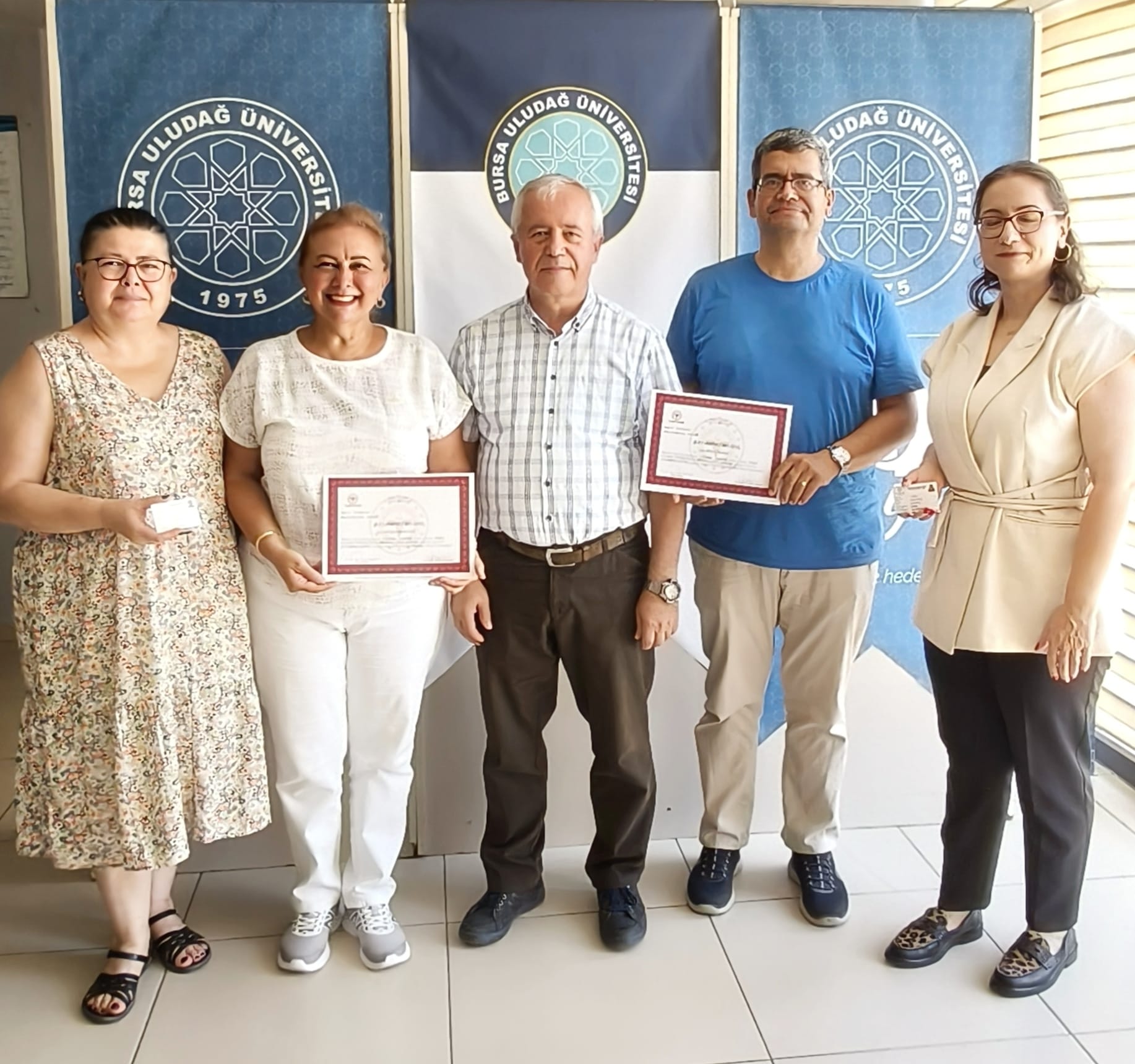 İŞ SAĞLIĞI VE GÜVENLİĞİNDE ÖRNEK UYGULAMA: İLK YARDIM EĞİTİMİNİ BAŞARIYLA TAMAMLAYAN PERSONEL SERTİFİKALARINI ALDI İŞ SAĞLIĞI VE GÜVENLİĞİNDE ÖNEMLİ ADIM: İLK YARDIM EĞİTİMİ BAŞARIYLA TAMAMLANDI.