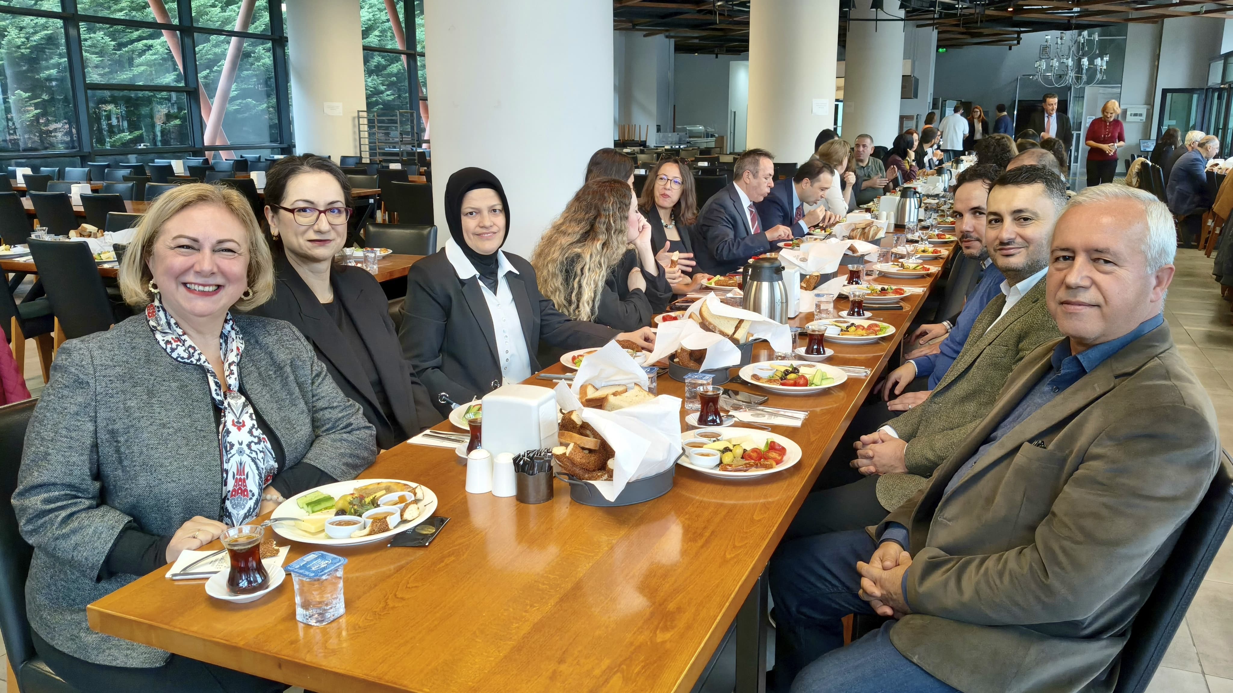 MENNAN PASİNLİ ATÇILIK MYO MÜDÜRÜ PROF. DR. GÜLŞEN GONCAGÜL’E AKADEMİK BAŞARI BELGESİ