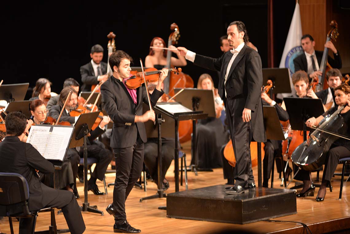 Senfoni Orkestrası ile Emre Engin, ‘Atatürk ve Şehitlerimiz’ için çaldı