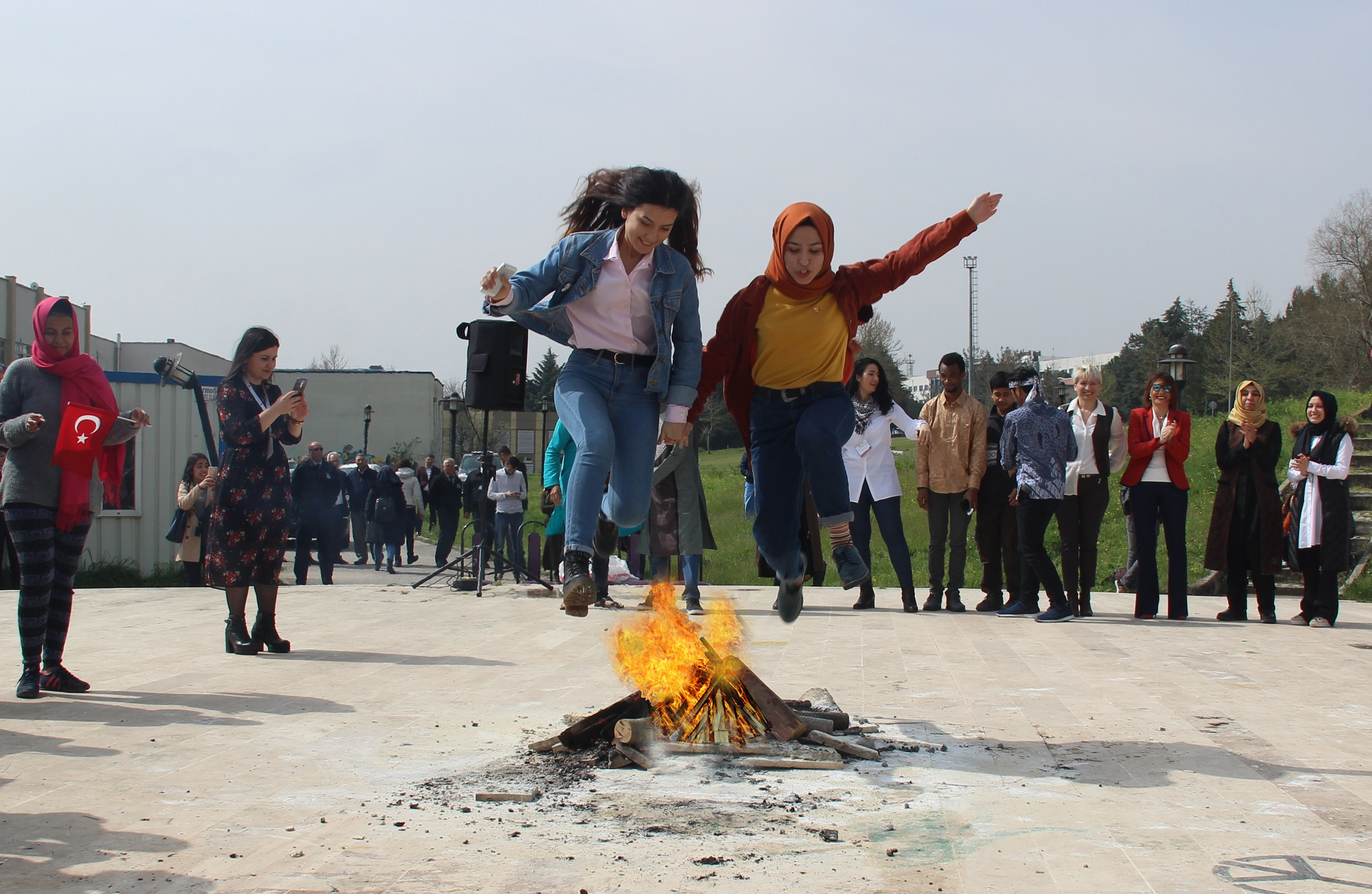 Yedi kıtadan gelen öğrenciler Nevruz ateşinden atladı