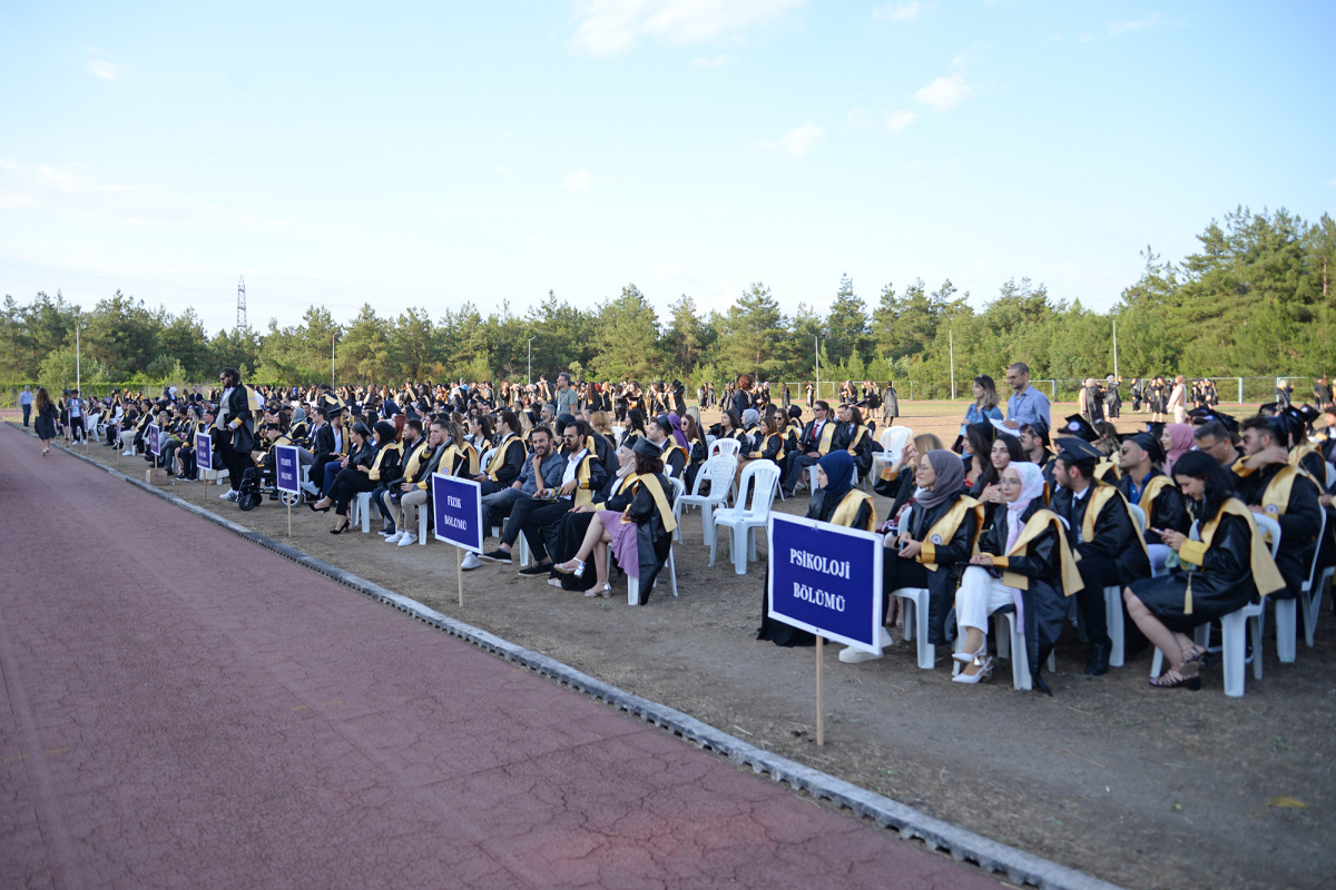  Fen-Edebiyat Fakültesi’nde mezuniyet sevinci 