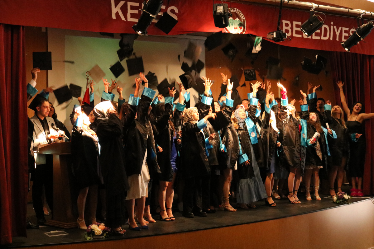 Keles MYO’da kepler mezuniyet sevinciyle fırlatıldı