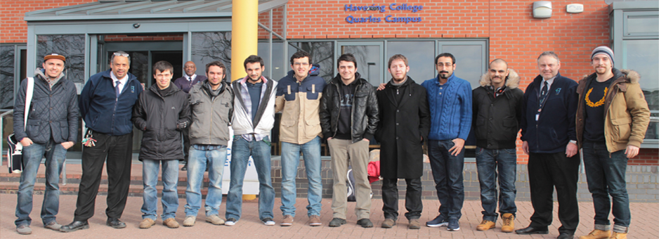  Havering College de öğrenciler UÜ öğretim üyeleri ile birlikte 