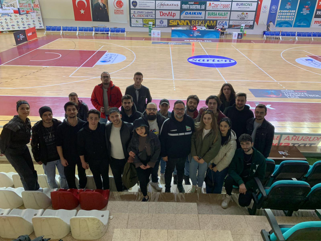  GAKMEDER üyeleri ile okulumuz öğrencileri basketbol kulübü Akran Gemlik’i desteklemeye gittiler 