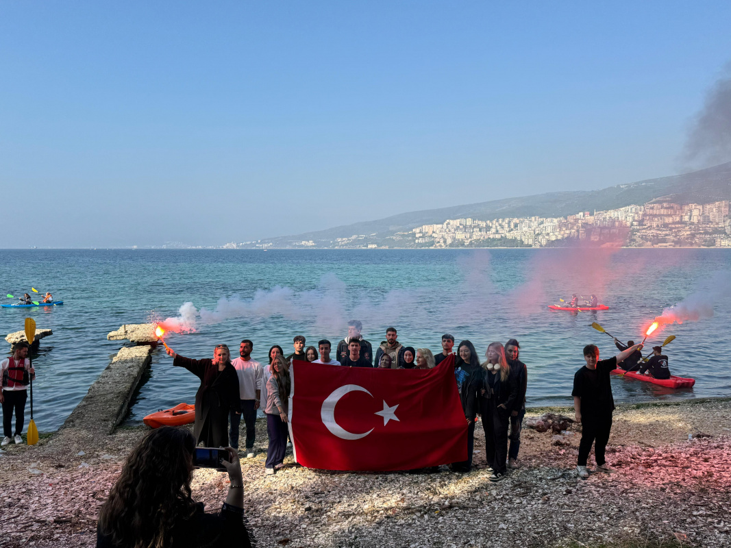 DENİZCİ ÖĞRENCİLERDEN CUMHURİYET BAYRAMI KUTLAMASI