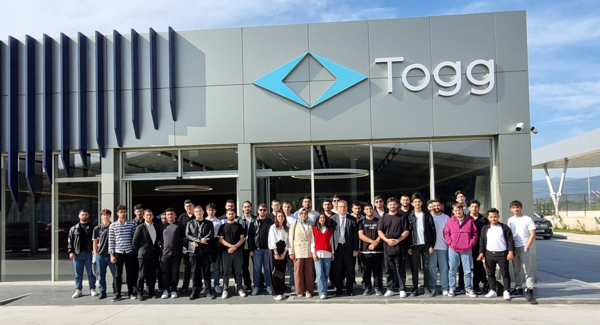 Hibrid ve Elektrikli Taşıtları Teknolojisi Programı Öğrencileri TOGG Deneyim Merkezini Ziyaret Etti 