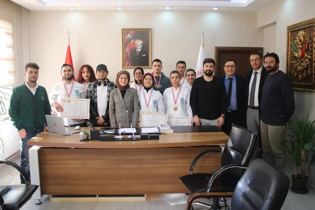 Harmancık İlçe Kaymakamı Esma Atasever ve Harmancık İlçe Belediye Başkanı Yılmaz Ataş'tan  Aşçılık Öğrencilerimize Tebrik