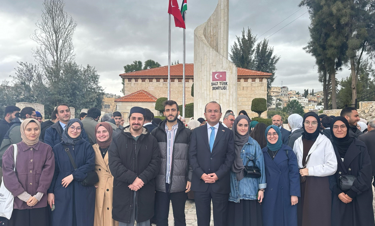 Arapça Dil Eğitimi İçin Ürdün'de Bulunan Öğrencilerimiz 18 Mart'ı Salt Şehri'ndeki Türk Şehitliği'nde Andılar