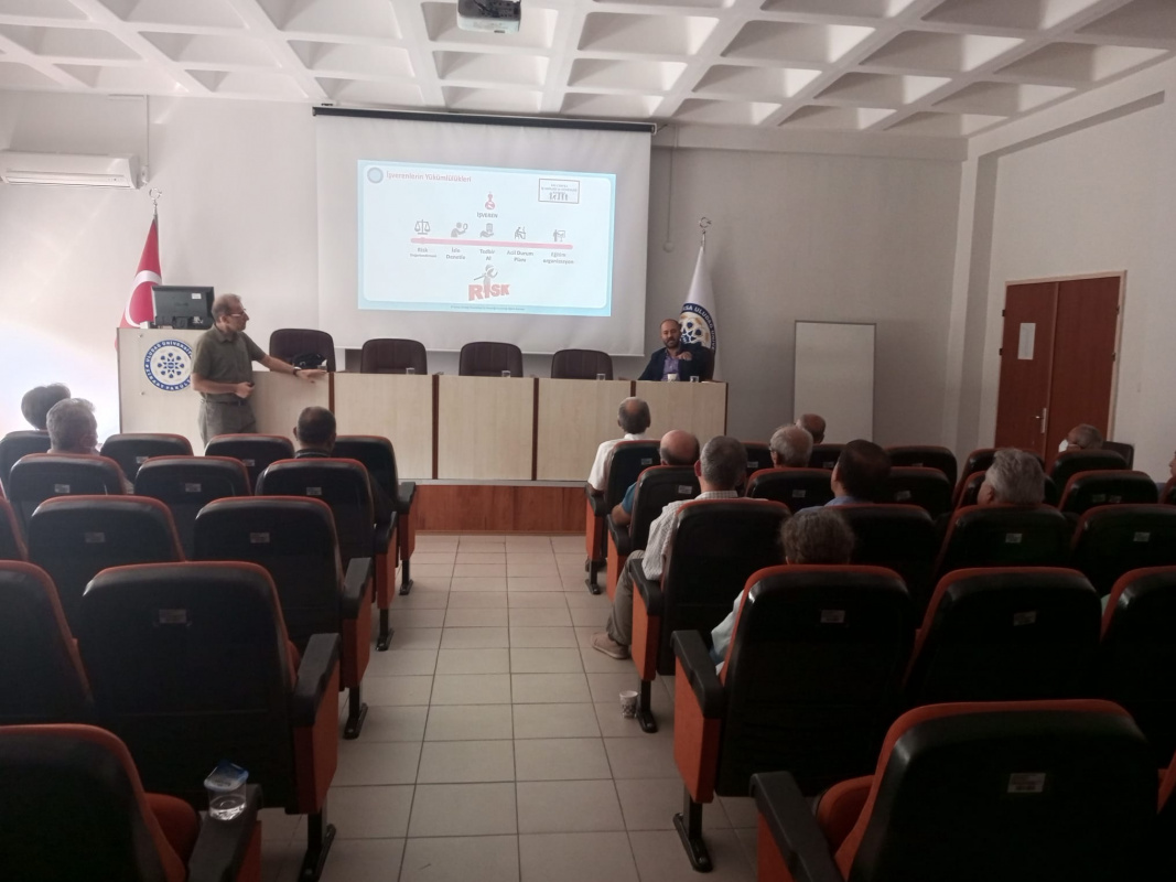  Uludağ Üniversitesi Ziraat Fakültesi Rıfat Okuyan Salonunda Risk Değerlendirme Bilgilendirme Toplantısı ve Risk Değerlendirme Eğitim Toplantısı Yapıldı. 