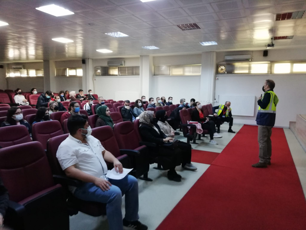  İktisadi ve İdari Bilimler Fakültesi Erhan Kotar Salonunda Oryantasyon Eğitimleri İş Sağlığı ve Güvenliği Koordinatörlüğü Tarafından Tamamlandı 