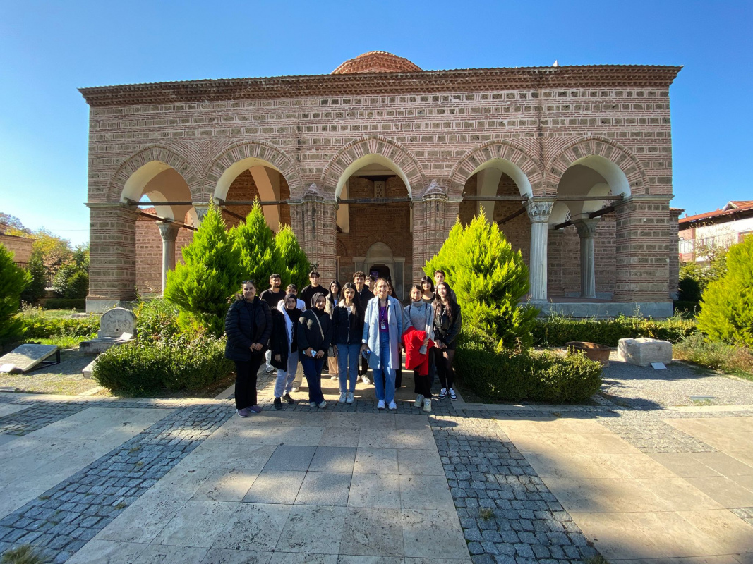 Turist Rehberliği Programı 1.sınıf öğrencilerine Sanat Tarihi I dersi kapsamında İznik teknik gezisi düzenlenmiştir.