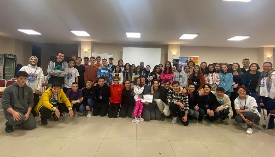 Kutuplardan İznik Gölüne İklim Krizi Gerçeği; Bilinçli Gençler İş Başında TÜBİTAK projesi kapsamında Çini Bezeme Atölye  Çalışması