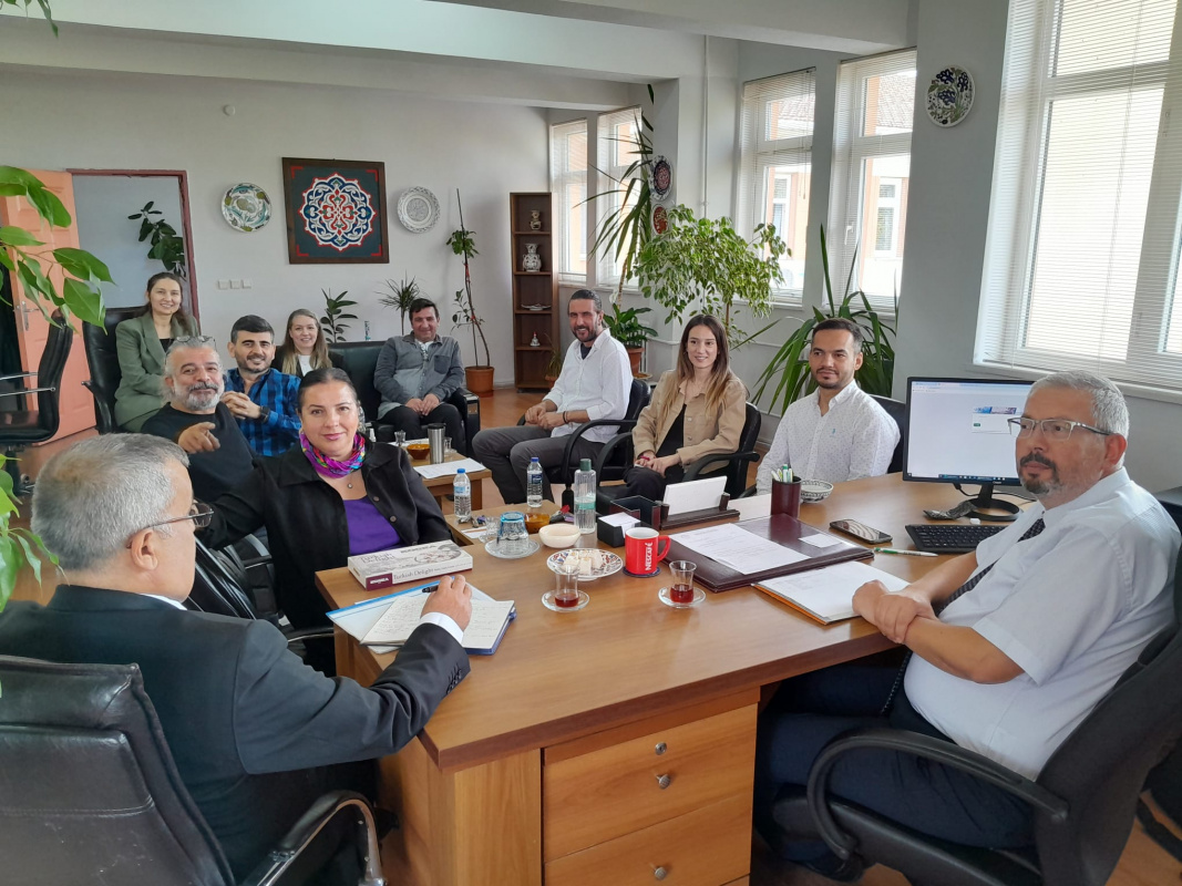 YÜKSEKOKUL MÜDÜRÜ PROF. DR. HAKAN ÇELİK BAŞKANLIĞINDA YÜKSEKOKUL YÖNETİM KURULU TOPLANTISI YAPILDI