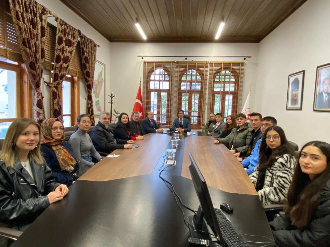 Karacabey MYO Yönetimi ve Öğrencileri Kaymakamımız Hakan KAFKAS'I Ziyaret Etti