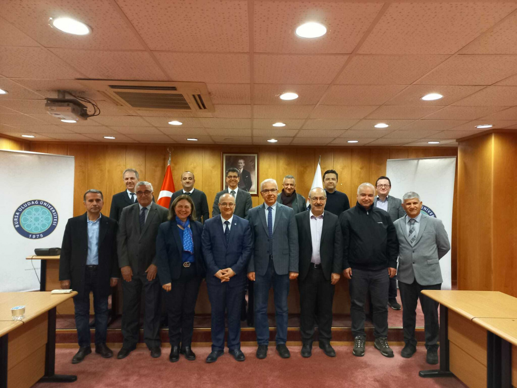  Bursa Uludağ Üniversitesi Meslek Yüksekokulları Müdürleri 2022 yılını değerlendirmek üzere yılın son MEYOK toplantısında biraraya geldi. 