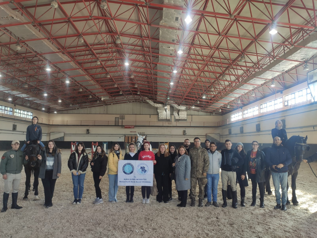 Mennan Pasinli Atçılık MYO Öğrencileri Gemlik Askeri Veteriner Okulu ve Eğitim Merkezi Komutanlığı'nı ziyaret etti. 