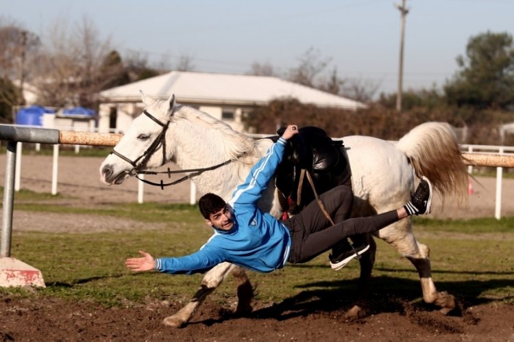  Mennan Pasinli Atçılık MYO Mezun Öğrencimiz Muhammet GEÇİT atlı akrobasi çalışmalarına devam ediyor 