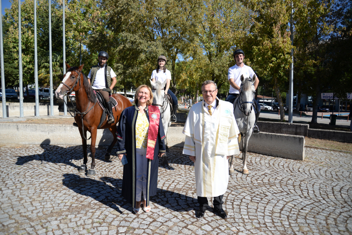  Mennan Pasinli Atçılık MYO 'dan BUÜ yeni akademik dönem açılış törenine atlarıyla destek verdi 