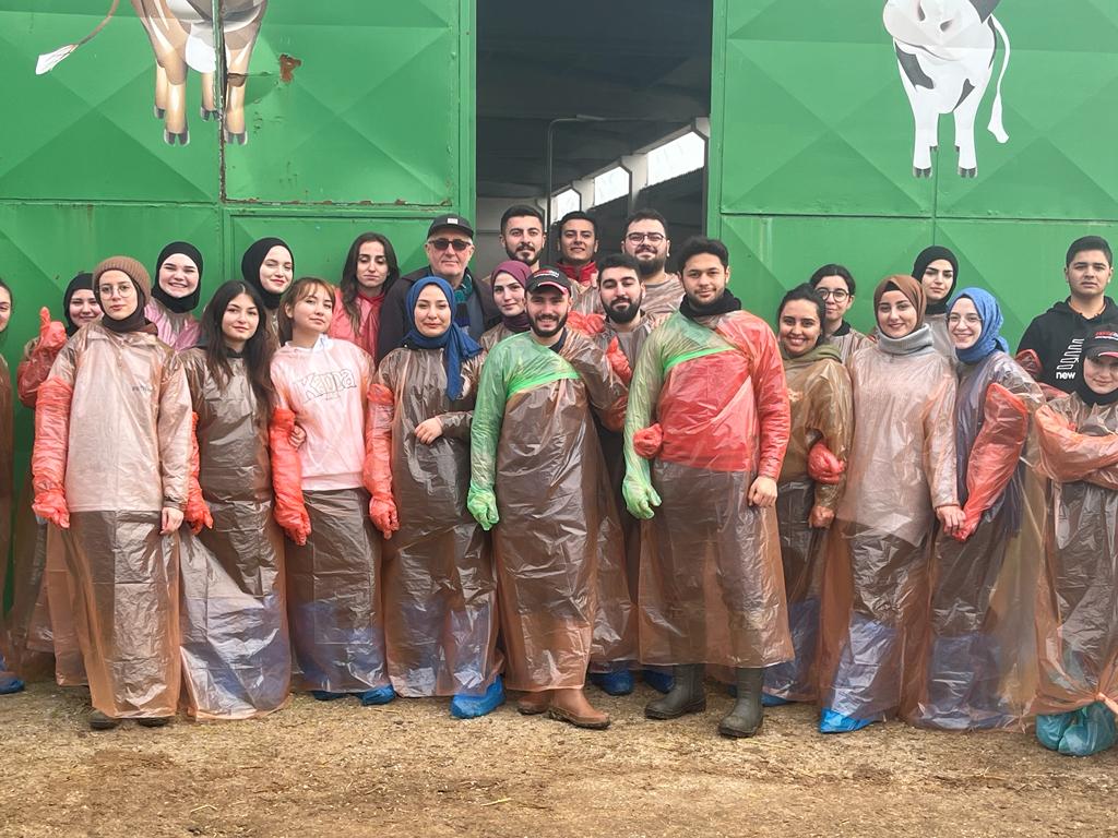  Yenişehir İbrahim Orhan Meslek Yüksekokul Laborant ve Veteriner Sağlık Programı 2. sınıf öğrencileri Akbaş Holdingin Yenişehir'de bulunan Akbaşlar Çiftliğinde uygulamalı eğitim gördüler. 