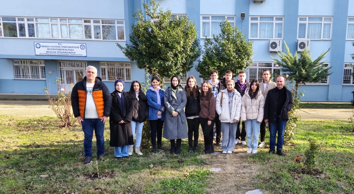 Mustafakemalpaşa MYO Gıda Teknolojisi Öğrencileri Geleceğe Nefes Oluyor: Sosyal Sorumluluk Dersinde Fidan Dikimi Etkinliği Gerçekleşti