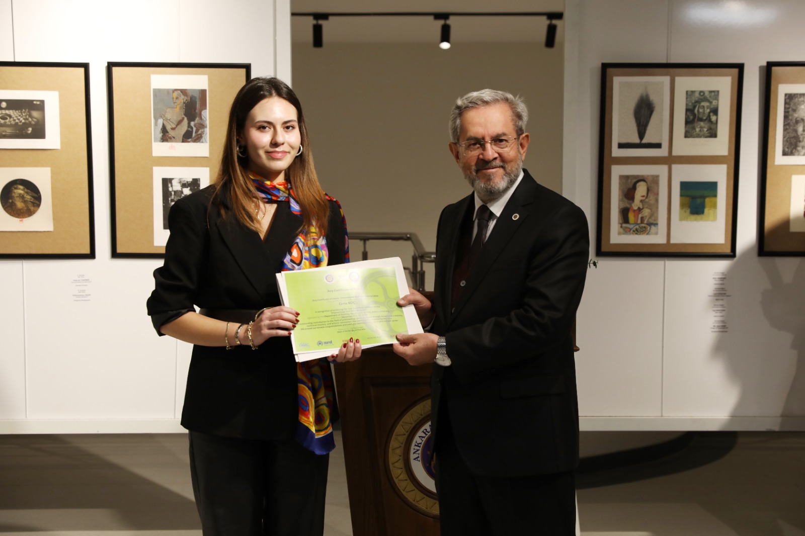 Resim İş  Eğitimi ABD. Özgünbaskı atölyesi öğrencisi Esma Koç Ankara Üniversitesi Uluslararası Mini Baskıresim Bienalinde  onur sertifikasıyla ödüllendirildi.