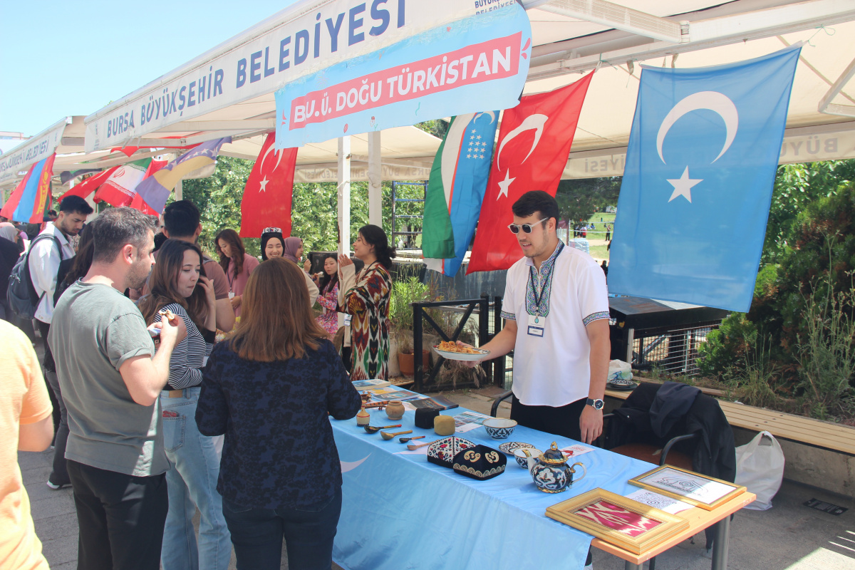  Bursa Uludağ Üniversitesi’nde gerçekleştirilen Uluslararası Öğrenci Kültür Festivali’nde farklı ülkelerden gelen öğrenciler kendi kültürlerini tanıtma fırsatı yakaladı. 