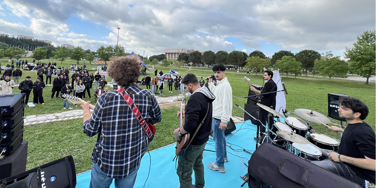  Bursa Uludağ Üniversitesi Müzik Topluluğu tarafından gerçekleştirilen “Müzik Günleri” festivalinde öğrenciler unutulmaz anlar yaşadı. 