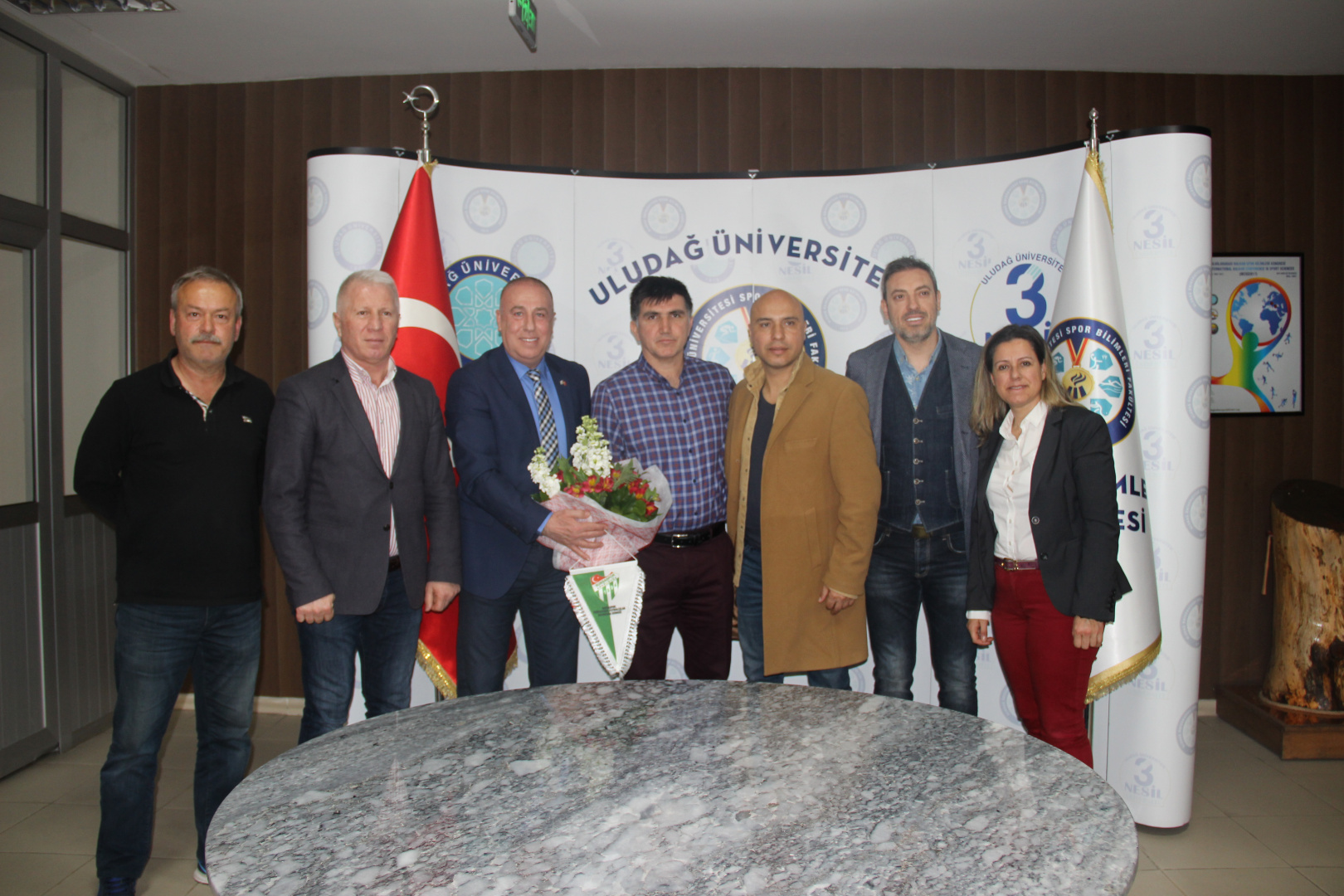  Bursaspor'lu profesyonel futbolcular dayanışma derneği fakültemizi ziyaret etmiştir 
