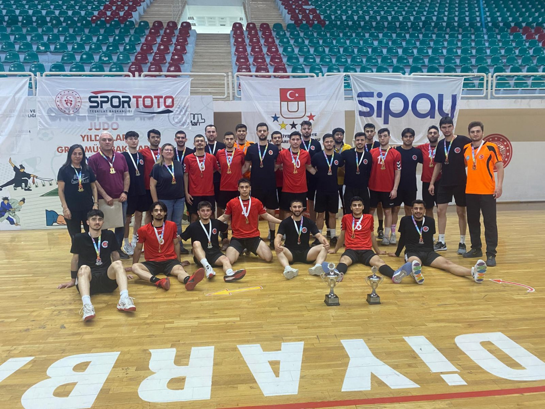  Bursa Uludag Unıversıty Handball Team Celebrates Bıg Wın 