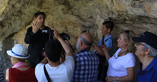 Prof. Dr. Cengiz Alyılmaz Mersin'de Mağara Duvarında Bulunan İnsan ve Hayvan Figürlerininin Yüzey İncelemesini Gerçekleştirdi